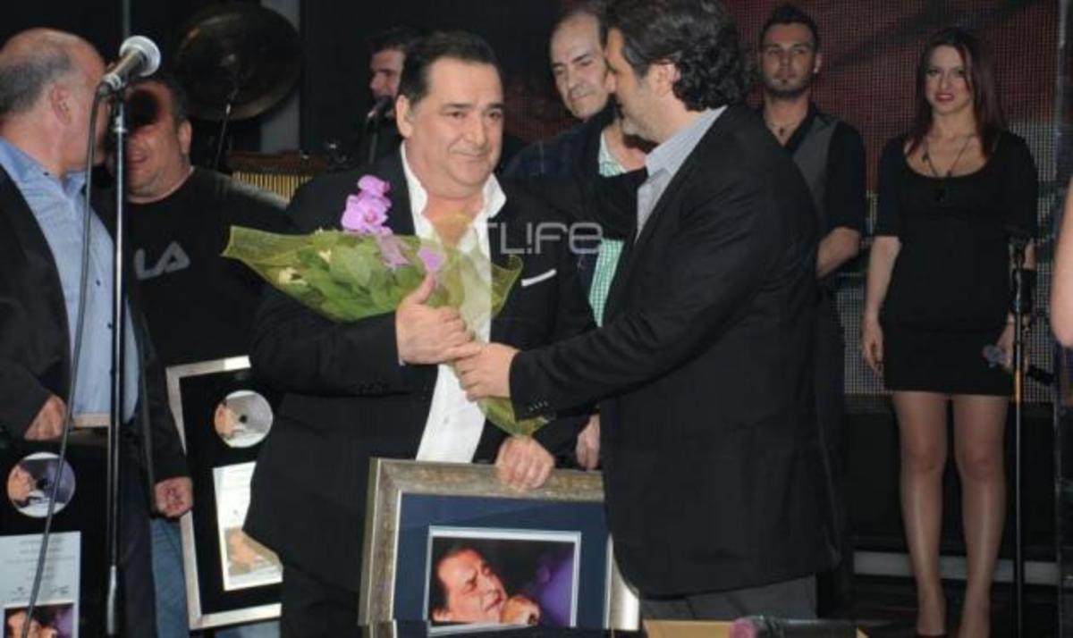 Απονομή πλατινένιου στον Β. Καρρά! Το TLIFE ήταν εκεί | Newsit.gr Απονομή πλατινένιου στον Β. Καρρά! Το TLIFE ήταν εκεί | Newsit.gr