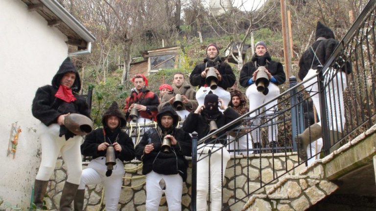 Τρίκαλα: Οι καλικάντζαροι πήραν τις κουδούνες τους και βγήκαν στα χωριά! | Newsit.gr Τρίκαλα: Οι καλικάντζαροι πήραν τις κουδούνες τους και βγήκαν στα χωριά! | Newsit.gr