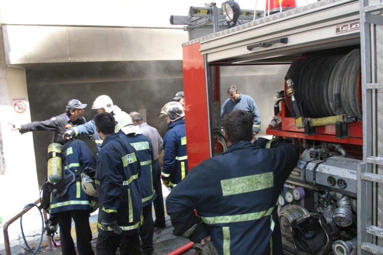 Πήγαν να τους κάψουν ζωντανούς μέσα σε τζαμί στην Καλλιθέα | Newsit.gr Πήγαν να τους κάψουν ζωντανούς μέσα σε τζαμί στην Καλλιθέα | Newsit.gr