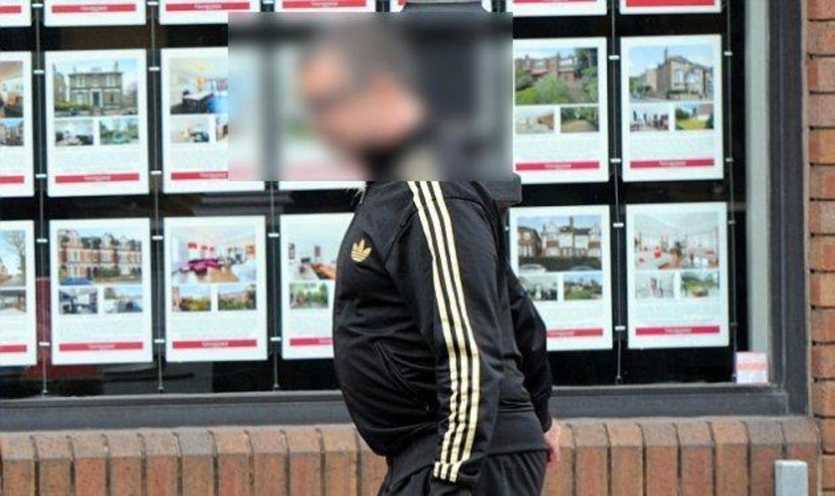 Ποιος διάσημος τραγουδιστής κρύβεται πίσω από αυτόν τον μεσόκοπο άνδρα με κοιλιά; Τον αναγνωρίζεις; | Newsit.gr Ποιος διάσημος τραγουδιστής κρύβεται πίσω από αυτόν τον μεσόκοπο άνδρα με κοιλιά; Τον αναγνωρίζεις; | Newsit.gr