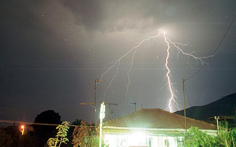 Χανιά: Έπεσε κεραυνός αφήνοντας αρκετές περιοχές χωρίς ηλεκτρικό | Newsit.gr Χανιά: Έπεσε κεραυνός αφήνοντας αρκετές περιοχές χωρίς ηλεκτρικό | Newsit.gr