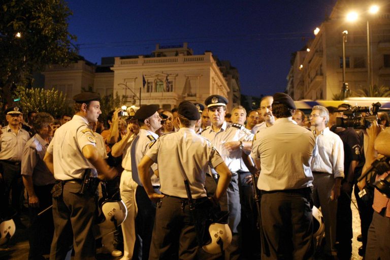 Ένστολοι Αγανακτισμένοι ! Αστυνομικοί, Λιμενικοί, Πυροσβέστες στην… πλατεία! | Newsit.gr Ένστολοι Αγανακτισμένοι ! Αστυνομικοί, Λιμενικοί, Πυροσβέστες στην… πλατεία! | Newsit.gr