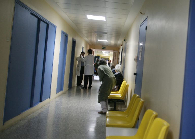 Λασίθι: Γιατί λέτε να σήκωσαν τους ασθενείς νοσοκομείου από τα κρεβάτια τους; | Newsit.gr Λασίθι: Γιατί λέτε να σήκωσαν τους ασθενείς νοσοκομείου από τα κρεβάτια τους; | Newsit.gr