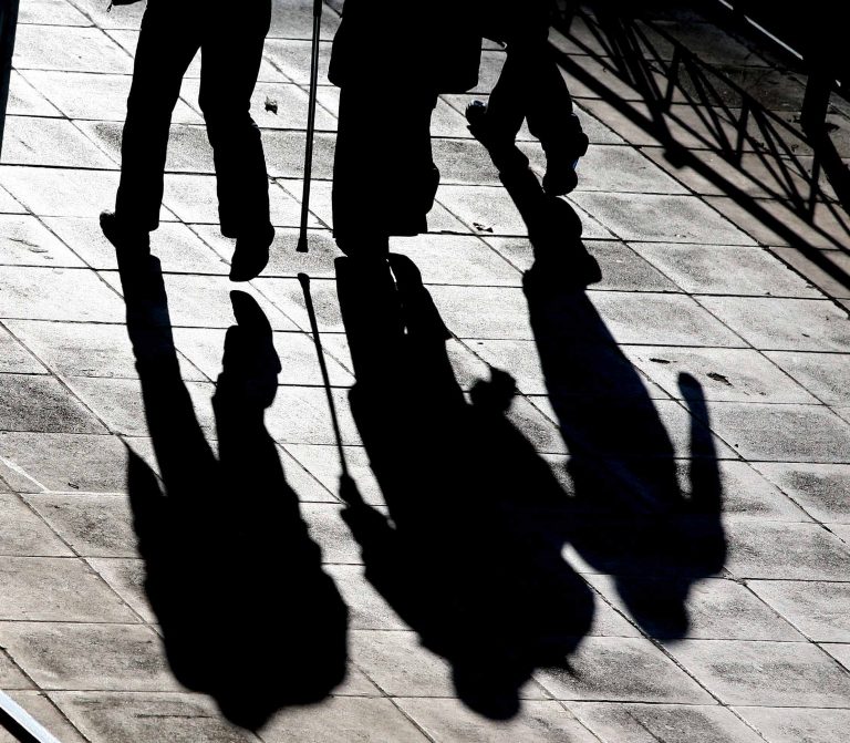 Θεσσαλονίκη:Έπεσαν σε άντρα που χαροπάλευε ενώ περπατούσαν στο πεζοδρόμιο! | Newsit.gr Θεσσαλονίκη:Έπεσαν σε άντρα που χαροπάλευε ενώ περπατούσαν στο πεζοδρόμιο! | Newsit.gr