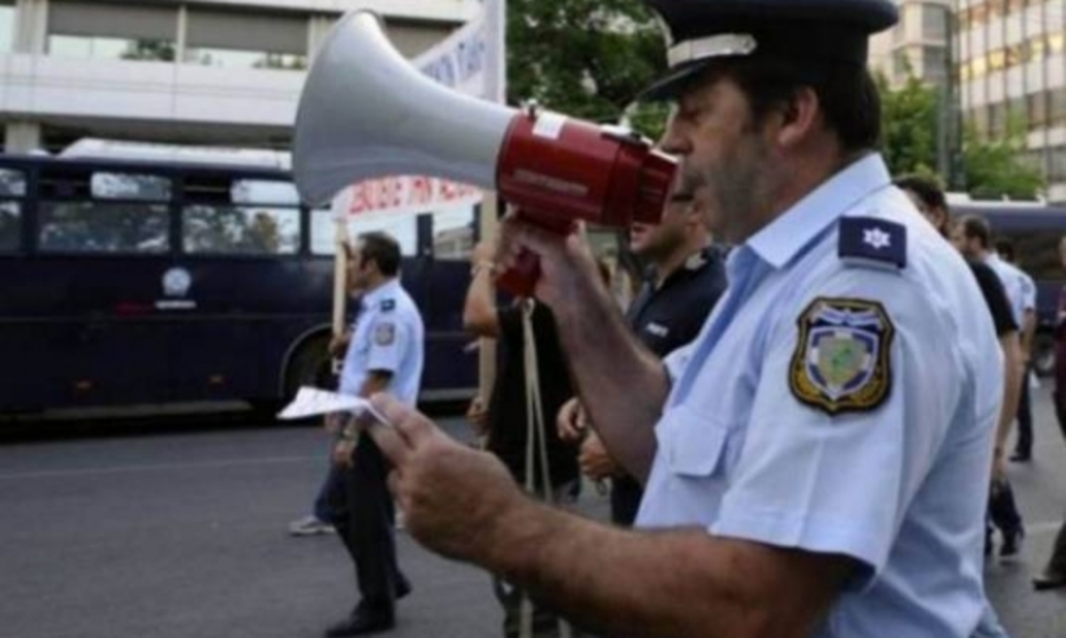 Πάτρα: »Προστάτευσε αυτούς που σε προστατεύουν» – Αστυνομικοί με πανό και μαύρες σημαίες! | Newsit.gr Πάτρα: »Προστάτευσε αυτούς που σε προστατεύουν» – Αστυνομικοί με πανό και μαύρες σημαίες! | Newsit.gr