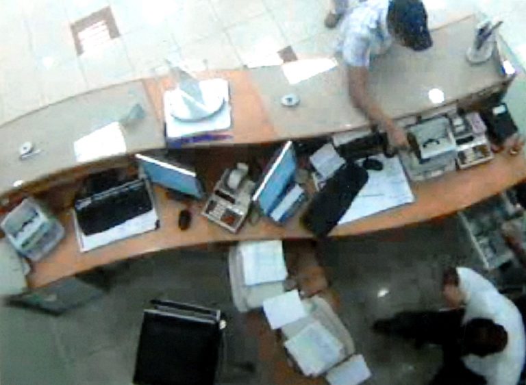 Πορτο Χέλι:Λήστεψαν τράπεζα με μαντήλια, καπέλα και περούκες! | Newsit.gr Πορτο Χέλι:Λήστεψαν τράπεζα με μαντήλια, καπέλα και περούκες! | Newsit.gr
