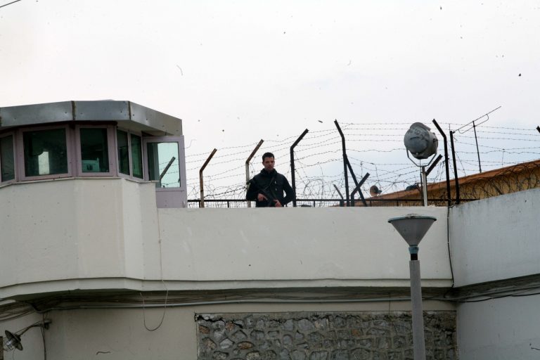 Απέδρασε κρατούμενος από το Αττικό Νοσοκομείο | Newsit.gr Απέδρασε κρατούμενος από το Αττικό Νοσοκομείο | Newsit.gr