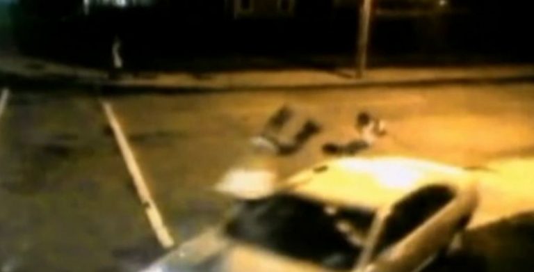 Αυτοκίνητο τον χτύπησε και τον πέταξε στον αέρα… και έζησε! ΒΙΝΤΕΟ | Newsit.gr Αυτοκίνητο τον χτύπησε και τον πέταξε στον αέρα… και έζησε! ΒΙΝΤΕΟ | Newsit.gr