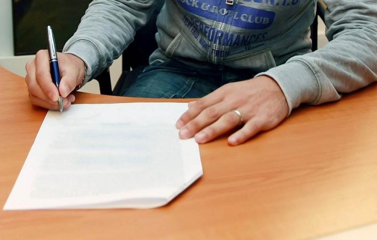 Θεσσαλονίκη: Λόγω κρίσης αφήνουν τις ασφάλειες ζωής | Newsit.gr Θεσσαλονίκη: Λόγω κρίσης αφήνουν τις ασφάλειες ζωής | Newsit.gr