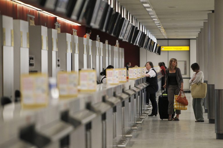 Η ηφαιστειακή τέφρα ξανακλείνει αεροδρόμια | Newsit.gr Η ηφαιστειακή τέφρα ξανακλείνει αεροδρόμια | Newsit.gr