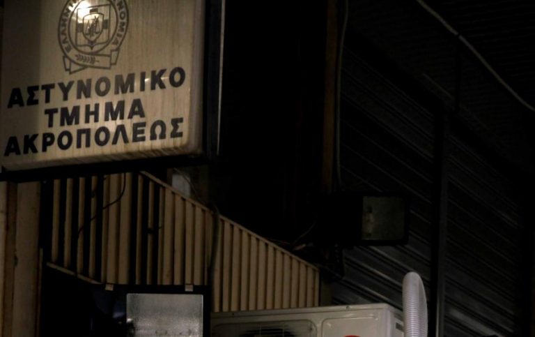 Κάνουν “έξωση” στο Α.Τ. Ακρόπολης! | Newsit.gr Κάνουν “έξωση” στο Α.Τ. Ακρόπολης! | Newsit.gr