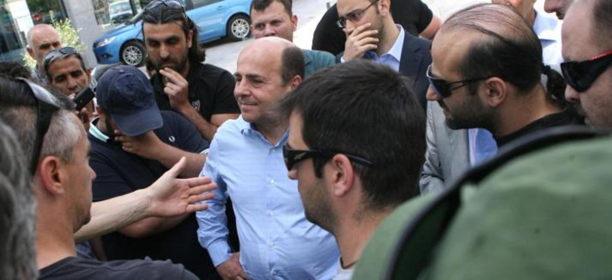 “Πηγαδάκι” οπαδών με Αλαφούζο: Κάνε κάτι με τους παίκτες! | Newsit.gr “Πηγαδάκι” οπαδών με Αλαφούζο: Κάνε κάτι με τους παίκτες! | Newsit.gr