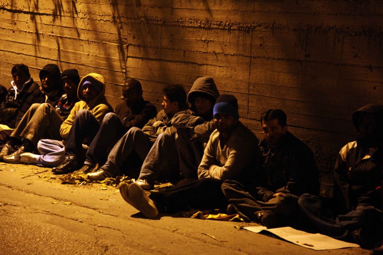 Κουκουλοφόροι μπούκαραν με μαχαίρια σε σπίτι μεταναστών | Newsit.gr Κουκουλοφόροι μπούκαραν με μαχαίρια σε σπίτι μεταναστών | Newsit.gr