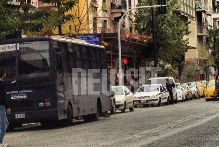 Εισβολή αστυνομικών στη “Βίλα Αμαλία” | Newsit.gr Εισβολή αστυνομικών στη “Βίλα Αμαλία” | Newsit.gr