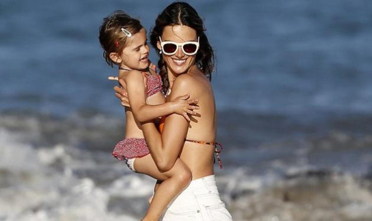 Ένα ζευγάρι αγγέλων στην παραλία! Η Alessandra Ambrosio μαζί με την κόρη της Αnja! | Newsit.gr Ένα ζευγάρι αγγέλων στην παραλία! Η Alessandra Ambrosio μαζί με την κόρη της Αnja! | Newsit.gr