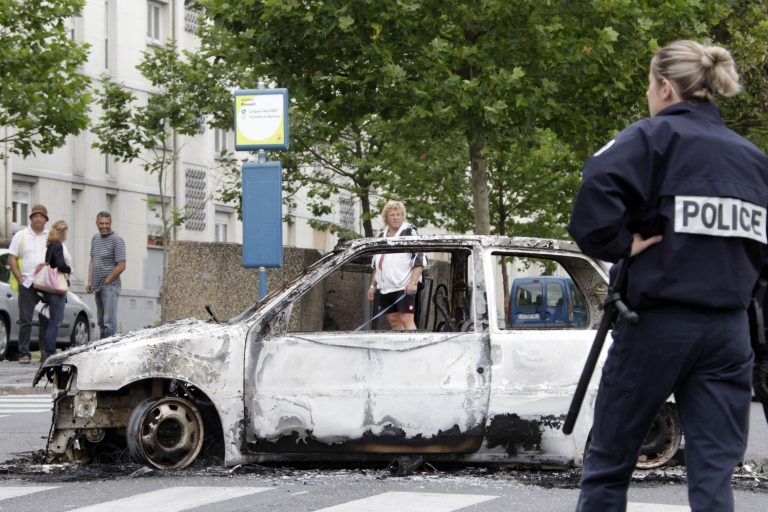 Η αστυνομία άρχισε τις συλλήψεις στην Αμιένη | Newsit.gr Η αστυνομία άρχισε τις συλλήψεις στην Αμιένη | Newsit.gr