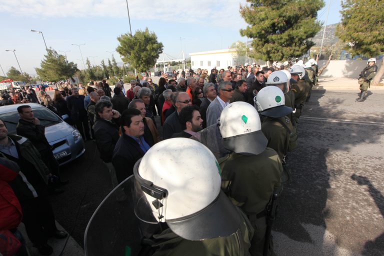 “Μπλόκο” Βορίδη στην Αμυγδαλέζα… – Απειλεί να πάρει τα κοντέινερ | Newsit.gr “Μπλόκο” Βορίδη στην Αμυγδαλέζα… – Απειλεί να πάρει τα κοντέινερ | Newsit.gr
