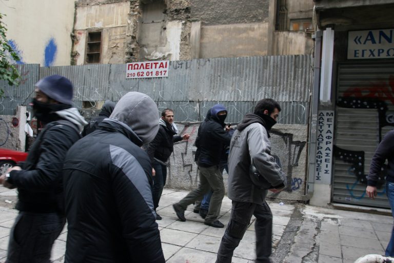 Πήραν από αστυνομικό ως και την ταυτότητα! | Newsit.gr Πήραν από αστυνομικό ως και την ταυτότητα! | Newsit.gr