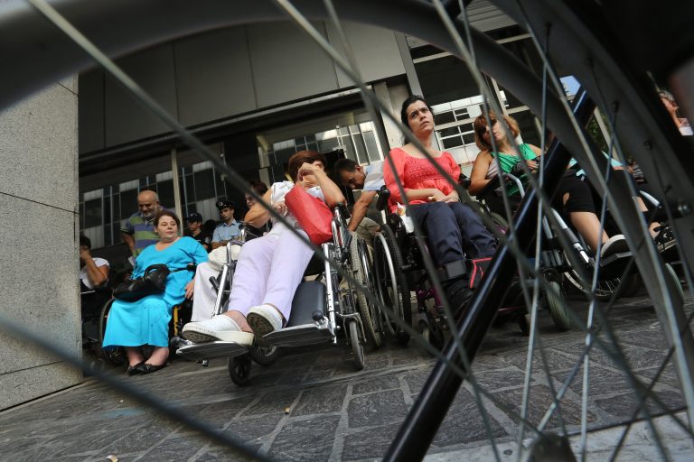 Προς τον σύγχρονο Καιάδα η κοινωνία των ευάλωτων | Newsit.gr Προς τον σύγχρονο Καιάδα η κοινωνία των ευάλωτων | Newsit.gr