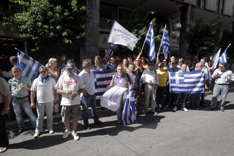 Μέλη των Ανεξάρτητων Ελλήνων προπηλάκισαν την Τρόικα – ΒΙΝΤΕΟ | Newsit.gr Μέλη των Ανεξάρτητων Ελλήνων προπηλάκισαν την Τρόικα – ΒΙΝΤΕΟ | Newsit.gr