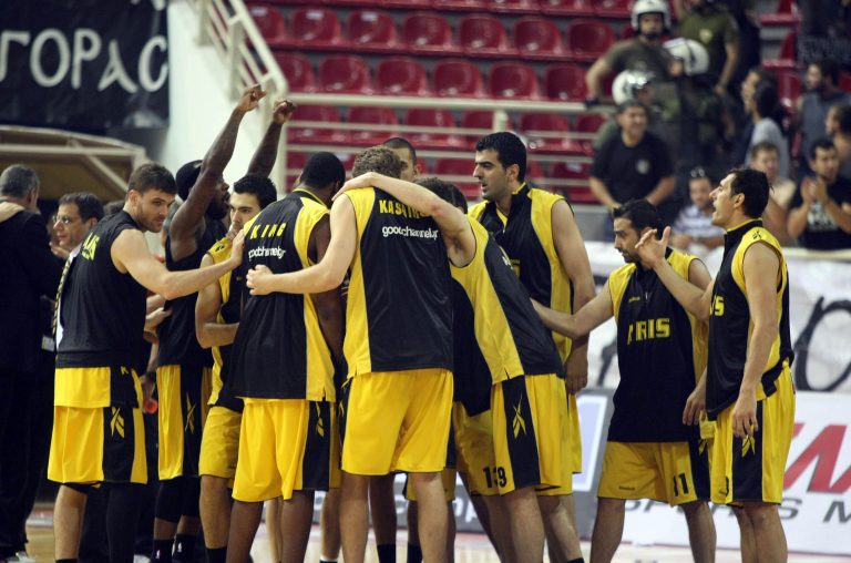 “Έσπασε” την έδρα του ΠΑΟΚ ο Άρης – Διεκόπη ο αγώνας μετά από πτώση κροτίδας | Newsit.gr “Έσπασε” την έδρα του ΠΑΟΚ ο Άρης – Διεκόπη ο αγώνας μετά από πτώση κροτίδας | Newsit.gr