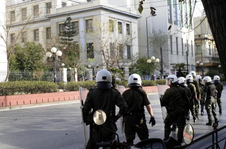 Ενταση στην ΑΣΟΕΕ μεταξύ νεαρών και αστυνομικών | Newsit.gr Ενταση στην ΑΣΟΕΕ μεταξύ νεαρών και αστυνομικών | Newsit.gr