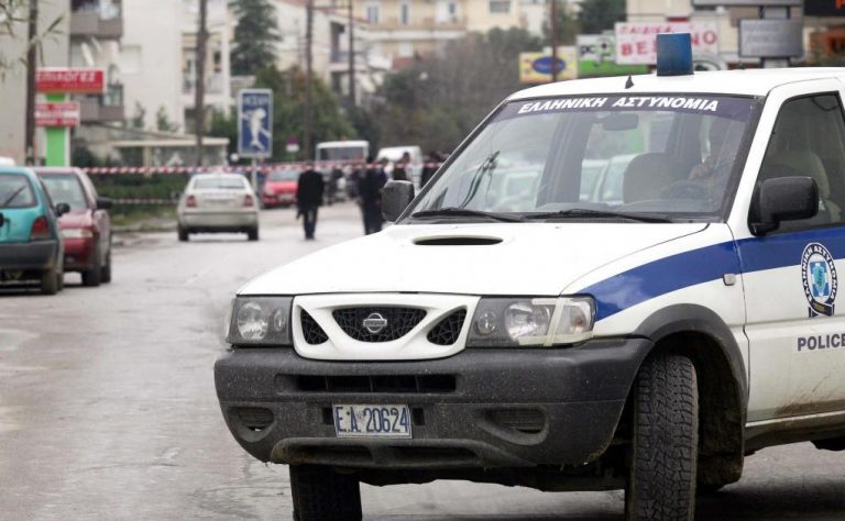 “Μπούκαραν” στο διαμέρισμα σπάζοντας τη τζαμαρία | Newsit.gr “Μπούκαραν” στο διαμέρισμα σπάζοντας τη τζαμαρία | Newsit.gr
