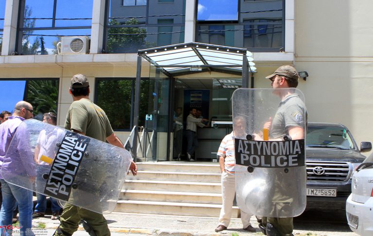 Νέο επεισόδιο στα γραφεία του Παππά και προσαγωγές | Newsit.gr Νέο επεισόδιο στα γραφεία του Παππά και προσαγωγές | Newsit.gr