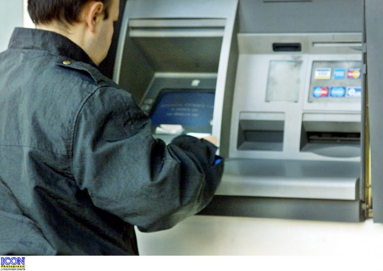 Τον λήστεψαν μόλις έκανε ανάληψη από ΑΤΜ | Newsit.gr Τον λήστεψαν μόλις έκανε ανάληψη από ΑΤΜ | Newsit.gr