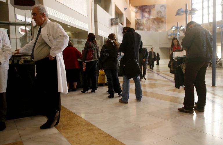 Μπήκαν με τα όπλα στο Αττικό Νοσοκομείο | Newsit.gr Μπήκαν με τα όπλα στο Αττικό Νοσοκομείο | Newsit.gr