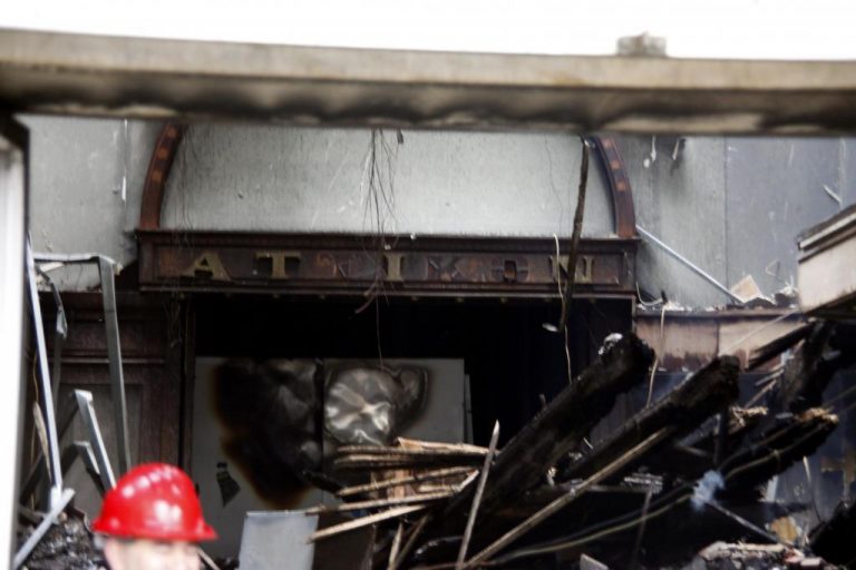 Φτιάχνουν χαλύβδινα ρολά για να «θωρακίσουν» το κτίριο του Μεγάρου του ΜΤΣ | Newsit.gr Φτιάχνουν χαλύβδινα ρολά για να «θωρακίσουν» το κτίριο του Μεγάρου του ΜΤΣ | Newsit.gr