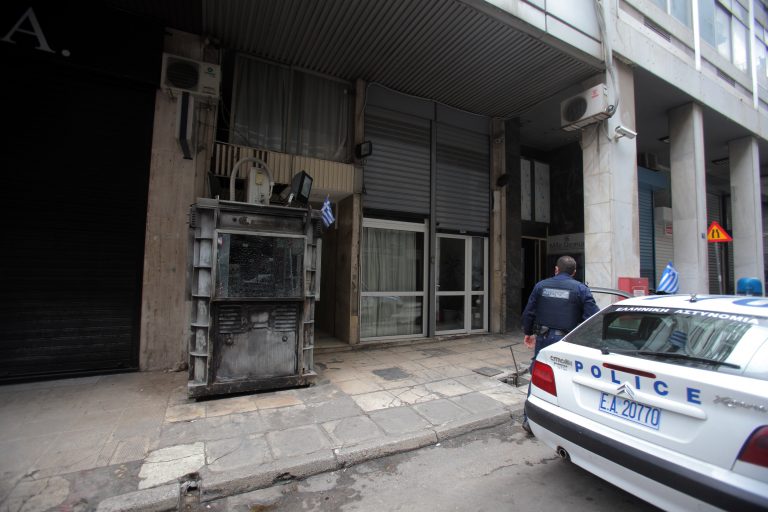«Τιμή» στον Λάμπρο Φούντα οι μολότοφ στο Α.Τ. Ακροπόλεως | Newsit.gr «Τιμή» στον Λάμπρο Φούντα οι μολότοφ στο Α.Τ. Ακροπόλεως | Newsit.gr