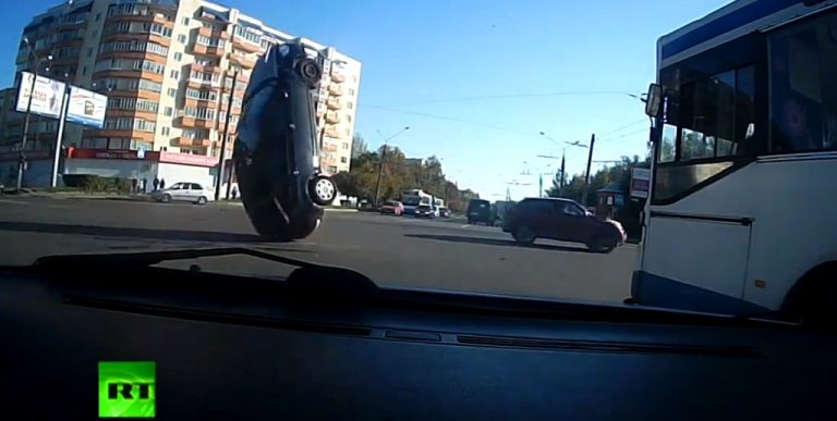 Αυτοκίνητο μπλέχτηκε σε καλώδια του τρόλεϊ και αναποδογύρισε! ΒΙΝΤΕΟ | Newsit.gr Αυτοκίνητο μπλέχτηκε σε καλώδια του τρόλεϊ και αναποδογύρισε! ΒΙΝΤΕΟ | Newsit.gr