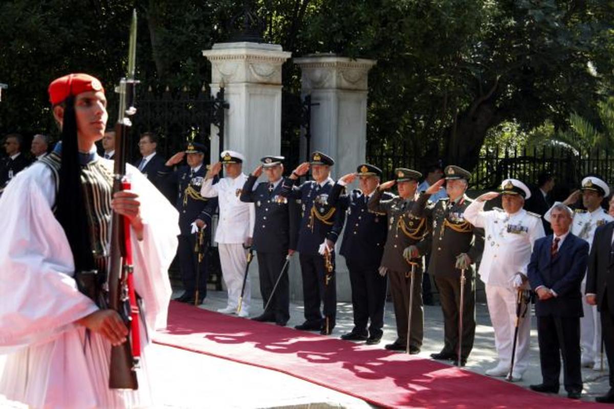 «Αποσύνδεση» από τις περικοπές ή διάλυση Νέο σοκ μειώσεων για στρατιωτικούς | Newsit.gr «Αποσύνδεση» από τις περικοπές ή διάλυση Νέο σοκ μειώσεων για στρατιωτικούς | Newsit.gr