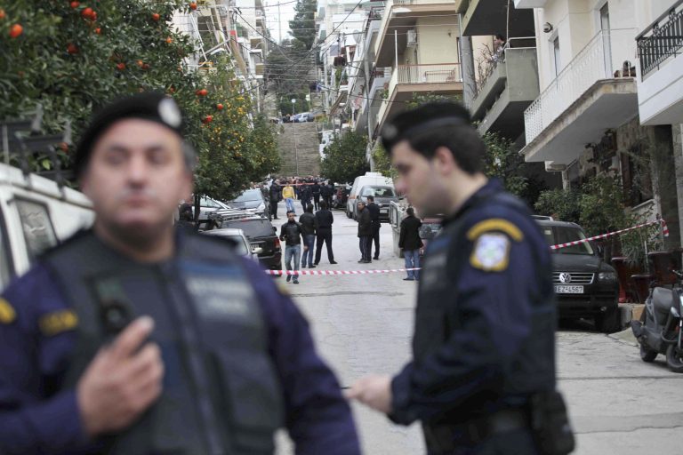 Βρήκε τους ληστές στην αυλή του! | Newsit.gr Βρήκε τους ληστές στην αυλή του! | Newsit.gr