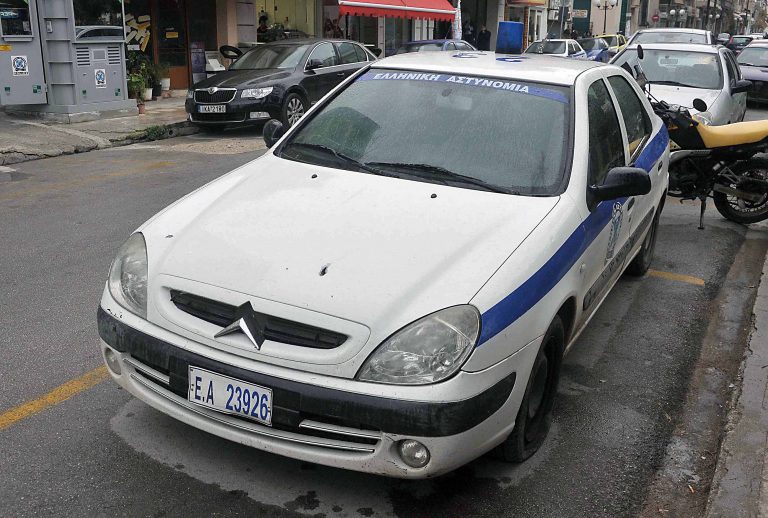 Πήραν κοσμήματα αξίας 100.000 ευρώ και έφυγαν με το LAND ROVER! | Newsit.gr Πήραν κοσμήματα αξίας 100.000 ευρώ και έφυγαν με το LAND ROVER! | Newsit.gr