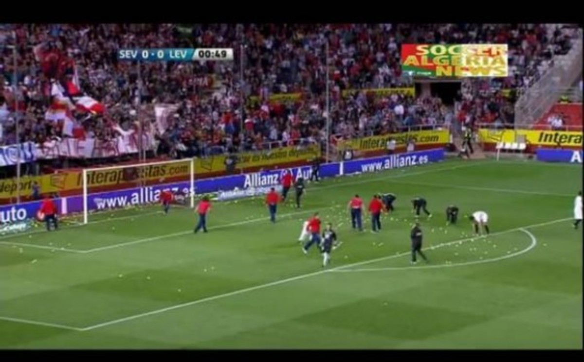 Διαμαρτυρία για το clasico με μπαλάκια τένις! (VIDEO) | Newsit.gr Διαμαρτυρία για το clasico με μπαλάκια τένις! (VIDEO) | Newsit.gr