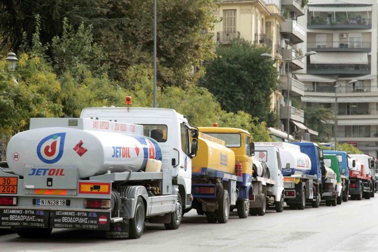 Τα ΜΑΤ δεν άφησαν τους βυτιοφορείς να φτάσουν στο Σύνταγμα | Newsit.gr Τα ΜΑΤ δεν άφησαν τους βυτιοφορείς να φτάσουν στο Σύνταγμα | Newsit.gr