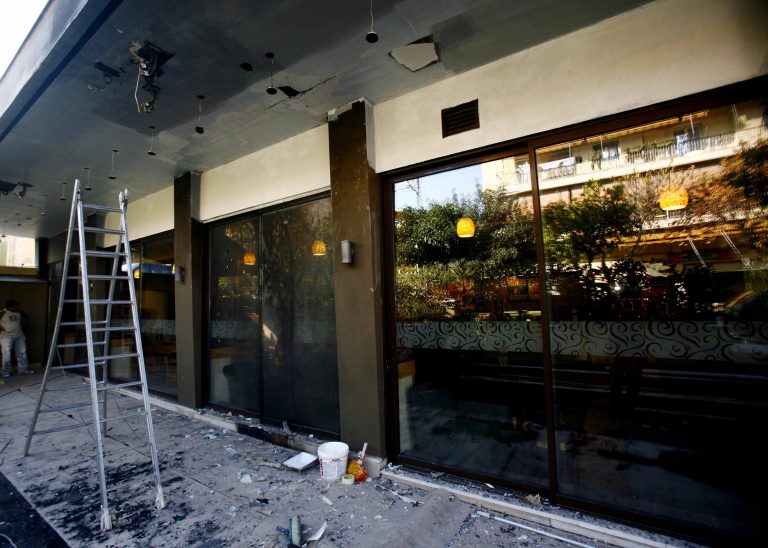 Γυαλιά καρφιά από οπαδούς | Newsit.gr Γυαλιά καρφιά από οπαδούς | Newsit.gr