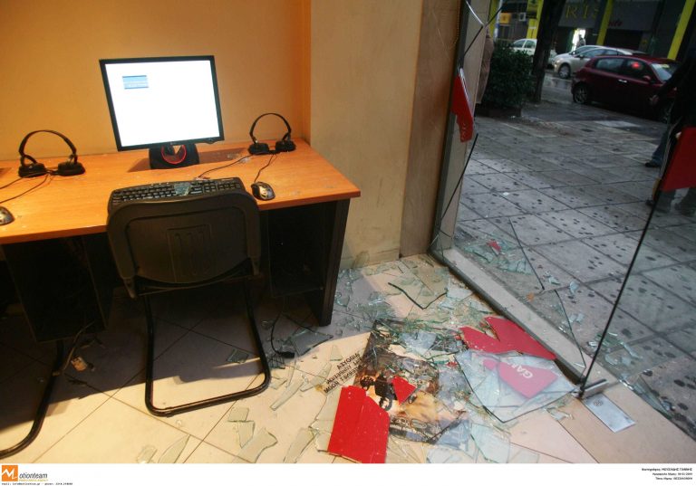 Γυαλιά-καρφιά στο internet cafe | Newsit.gr Γυαλιά-καρφιά στο internet cafe | Newsit.gr