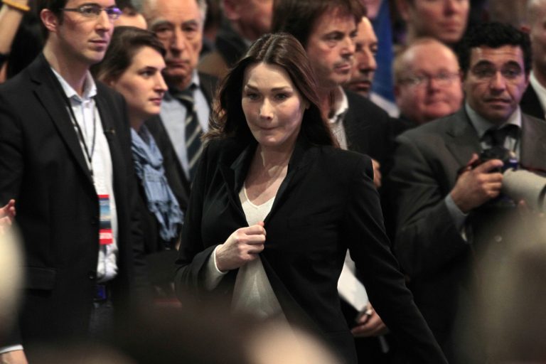 Η Κάρλα Μπρούνι μεταμφιέζεται για να κυκλοφορεί στο μετρό | Newsit.gr Η Κάρλα Μπρούνι μεταμφιέζεται για να κυκλοφορεί στο μετρό | Newsit.gr