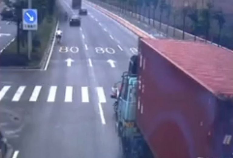 Όταν γυναικά μηχανόβια έχει… τύχη! ΒΙΝΤΕΟ | Newsit.gr Όταν γυναικά μηχανόβια έχει… τύχη! ΒΙΝΤΕΟ | Newsit.gr