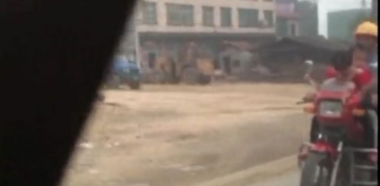 Όλοι οι καλοί χωράνε σε μια… μηχανή! ΒΙΝΤΕΟ | Newsit.gr Όλοι οι καλοί χωράνε σε μια… μηχανή! ΒΙΝΤΕΟ | Newsit.gr
