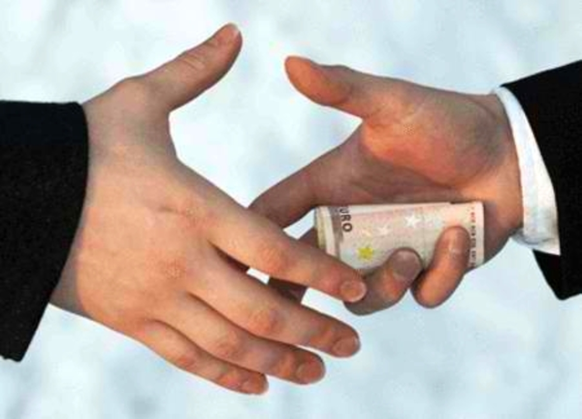 Η διαφθορά και η γραφειοκρατία καλά κρατούν και στην Ιταλία | Newsit.gr Η διαφθορά και η γραφειοκρατία καλά κρατούν και στην Ιταλία | Newsit.gr