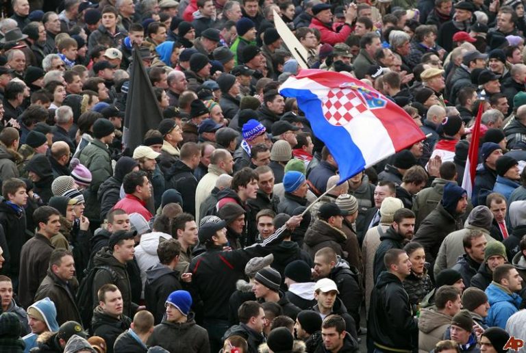 Στους δρόμους οι Κροάτες κατά της οικονομικής και κοινωνικής πολιτικής | Newsit.gr Στους δρόμους οι Κροάτες κατά της οικονομικής και κοινωνικής πολιτικής | Newsit.gr