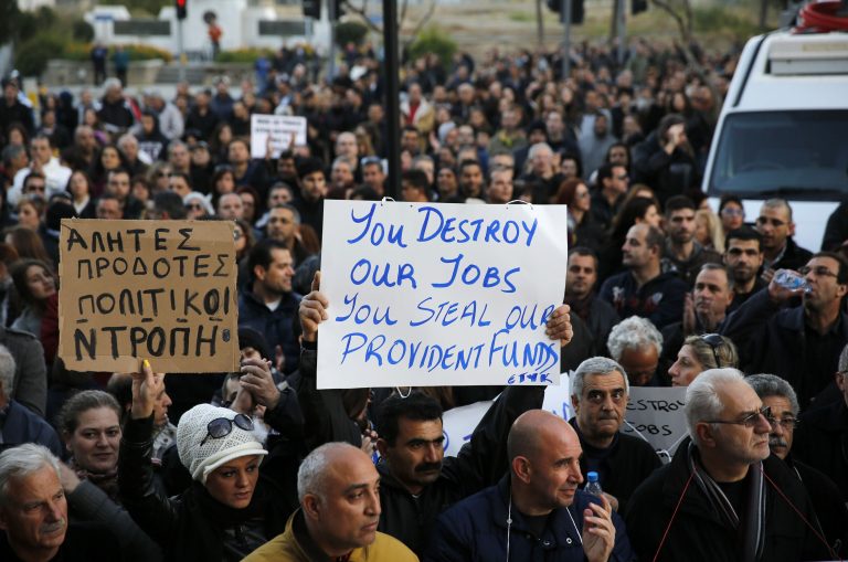 Λαοθάλασσα τραπεζοϋπαλλήλων έξω από το Προεδρικό, το Υπουργείο Οικονομικών και τη Βουλή – ΦΩΤΟ και ΒΙΝΤΕΟ | Newsit.gr Λαοθάλασσα τραπεζοϋπαλλήλων έξω από το Προεδρικό, το Υπουργείο Οικονομικών και τη Βουλή – ΦΩΤΟ και ΒΙΝΤΕΟ | Newsit.gr