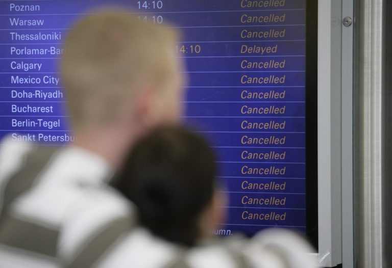 Για 4η ημέρα καθηλωμένα τα αεροπλάνα στην Ευρώπη | Newsit.gr Για 4η ημέρα καθηλωμένα τα αεροπλάνα στην Ευρώπη | Newsit.gr