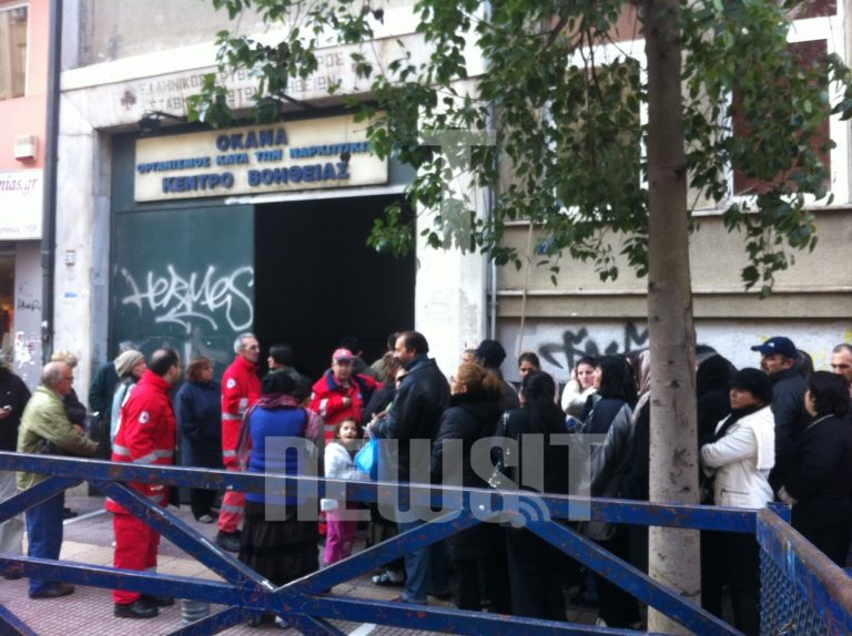 Ουρές για τις δωροεπιταγές του Ερυθρού Σταυρού! Φώτο Newsit | Newsit.gr Ουρές για τις δωροεπιταγές του Ερυθρού Σταυρού! Φώτο Newsit | Newsit.gr