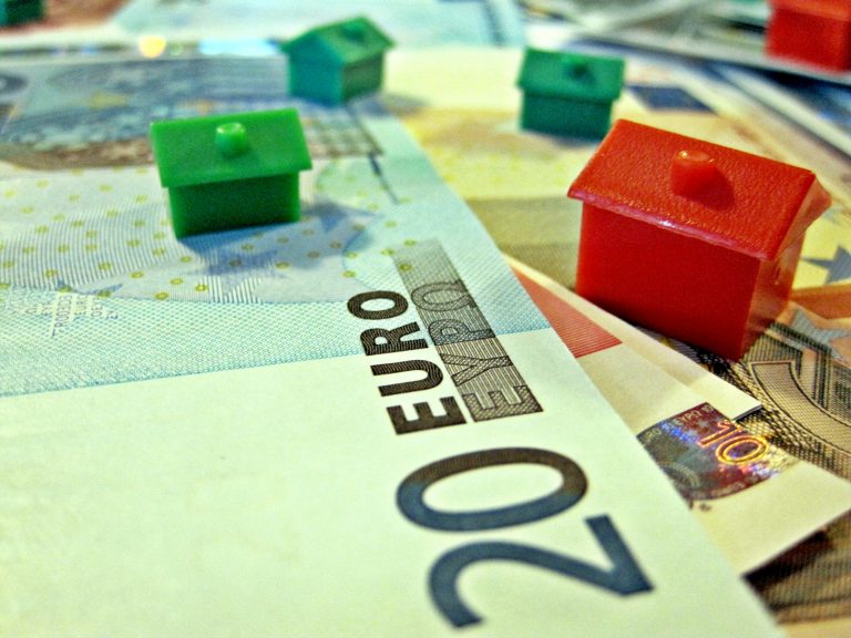 Πώς ωφελούνται οι δανειολήπτες από τη μείωση του επιτοκίου της ΕΚΤ | Newsit.gr Πώς ωφελούνται οι δανειολήπτες από τη μείωση του επιτοκίου της ΕΚΤ | Newsit.gr