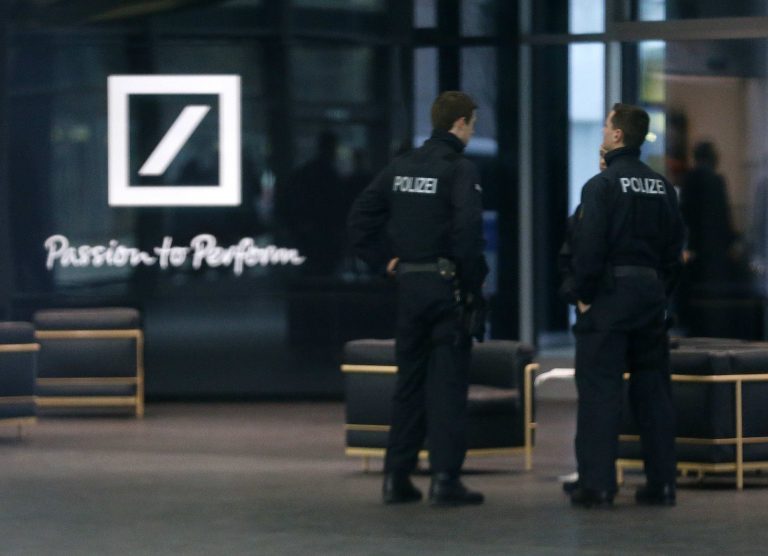 Έφοδος στα κεντρικά της Deutsche Bank! (ΦΩΤΟ) | Newsit.gr Έφοδος στα κεντρικά της Deutsche Bank! (ΦΩΤΟ) | Newsit.gr